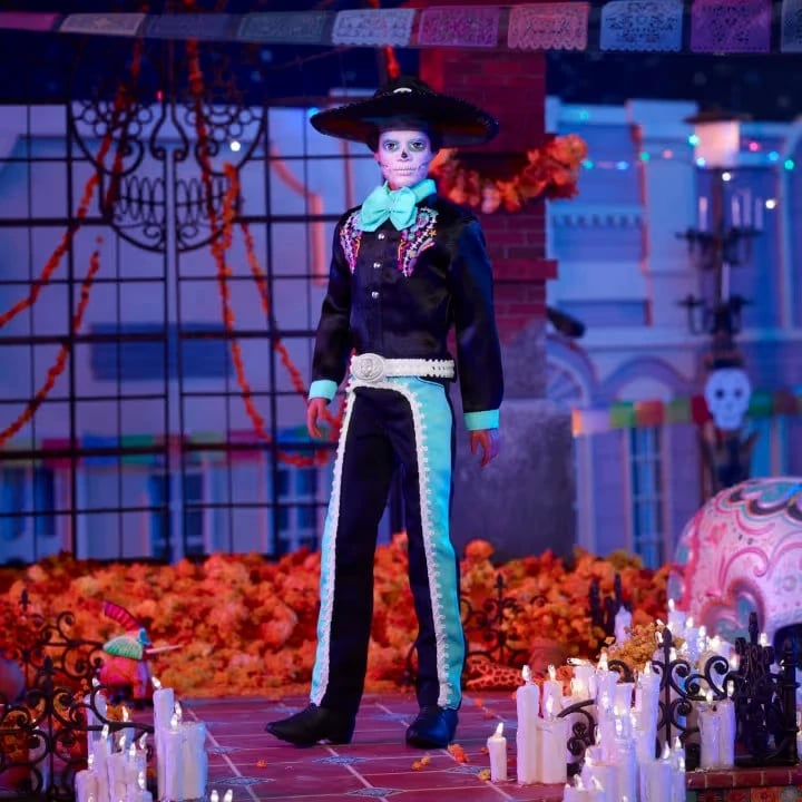 Kukull Ken Barbie Signature Día De Muertos HRM73, set me qëndrim, e zezë/kaltër