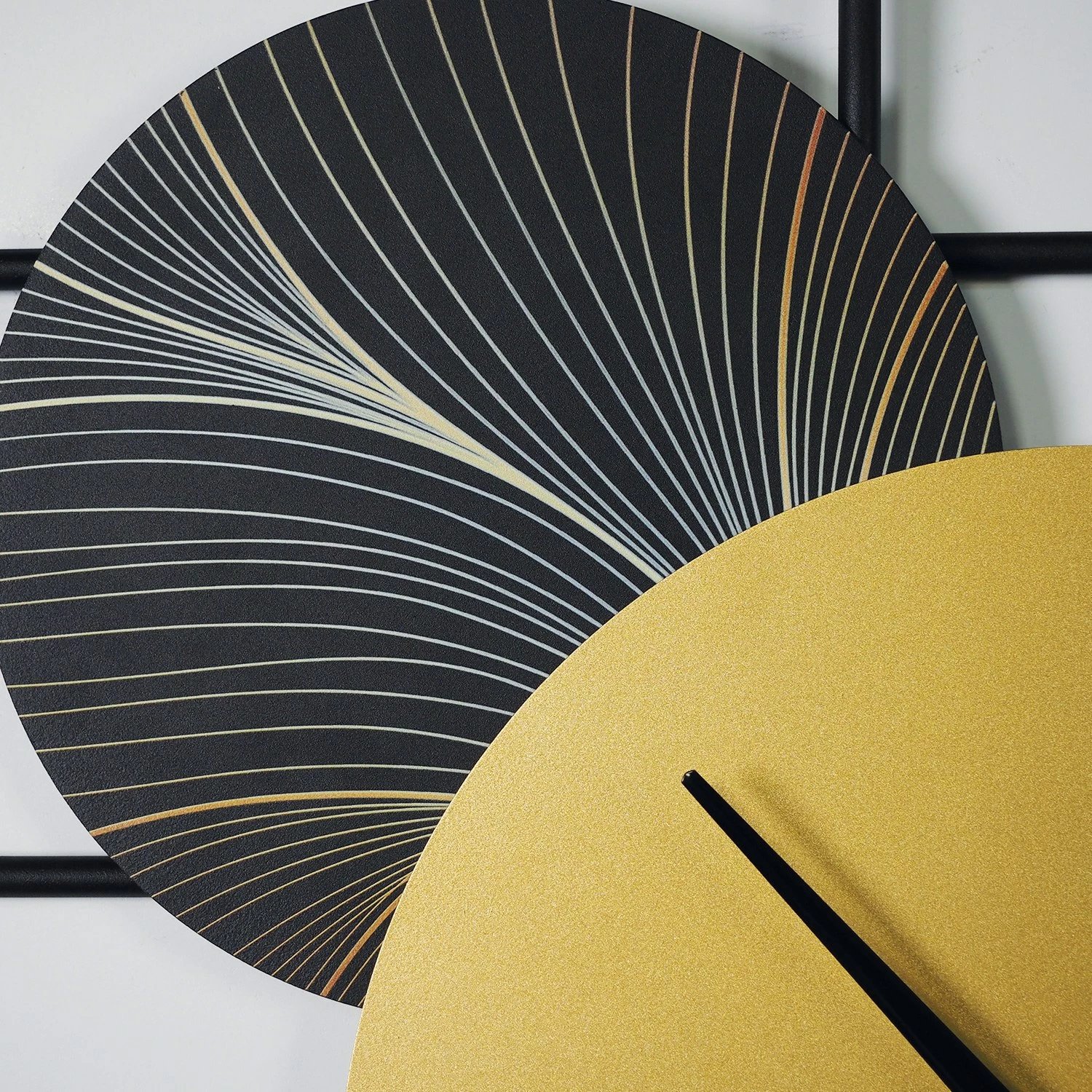 Orë muri dekorative prej metali, Wallity, APS139LCA, ngjyrë ari dhe e zezë