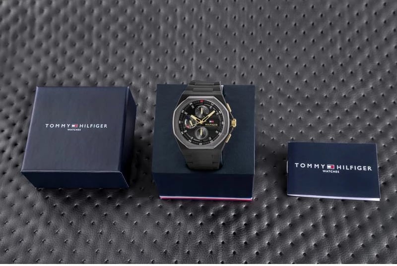 Orë dore për meshkuj Tommy Hilfiger, e zezë