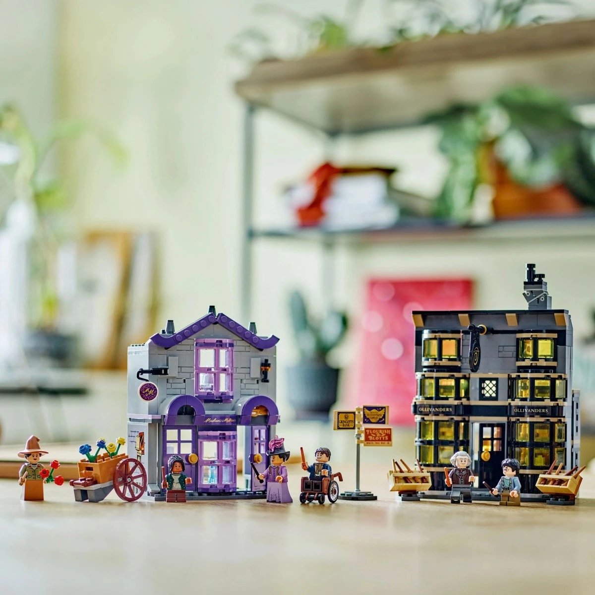 Set LEGO Harry Potter 76439 Ollivander's & Madame Malkin's, 744 pjesë