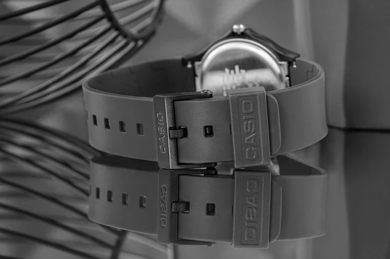 Orë dore Casio MQ-24-1B2LDF, e zezë, me kuti