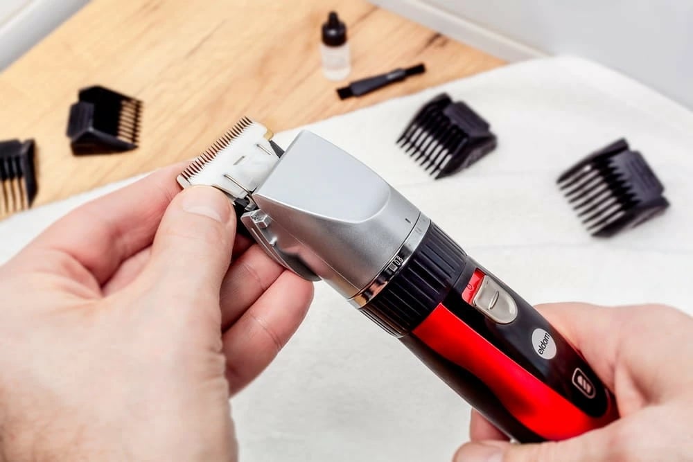 Makine qethëse Eldom MG10U, tehe qeramike, 5 pozicione, 3–12 mm, bateri + rrymë, USB-C, zezë e kuqe