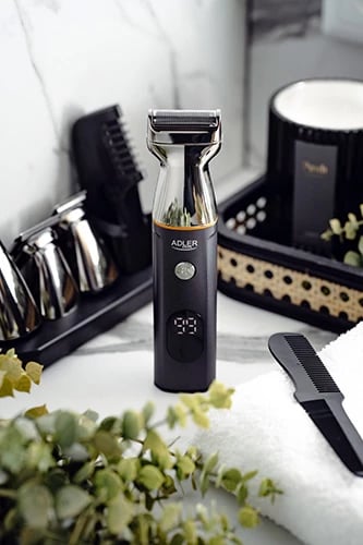 Set kujdesi për meshkuj 5‑në‑1, Adler AD 2946, me 6 shtojca, krehera 3/6/9/12 mm, 60 min punim, ekran LCD, stacion karikimi