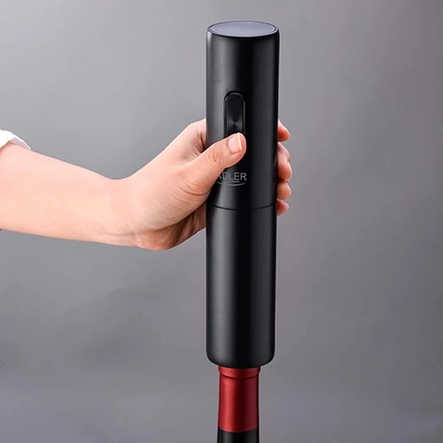 Hapëse verë elektrike, Adler AD 4509, me prerës foljeje dhe tapë mbyllëse, për tapa 20-24 mm, me 4xAA, e zezë, set