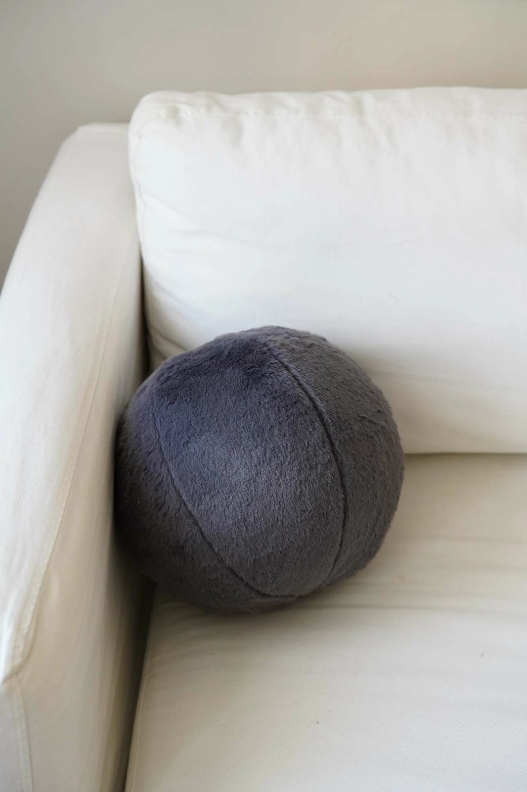 Jastëk i rrumbullakët, pelush, ngjyrë antracit, Evila Originals, 25x25x25cm