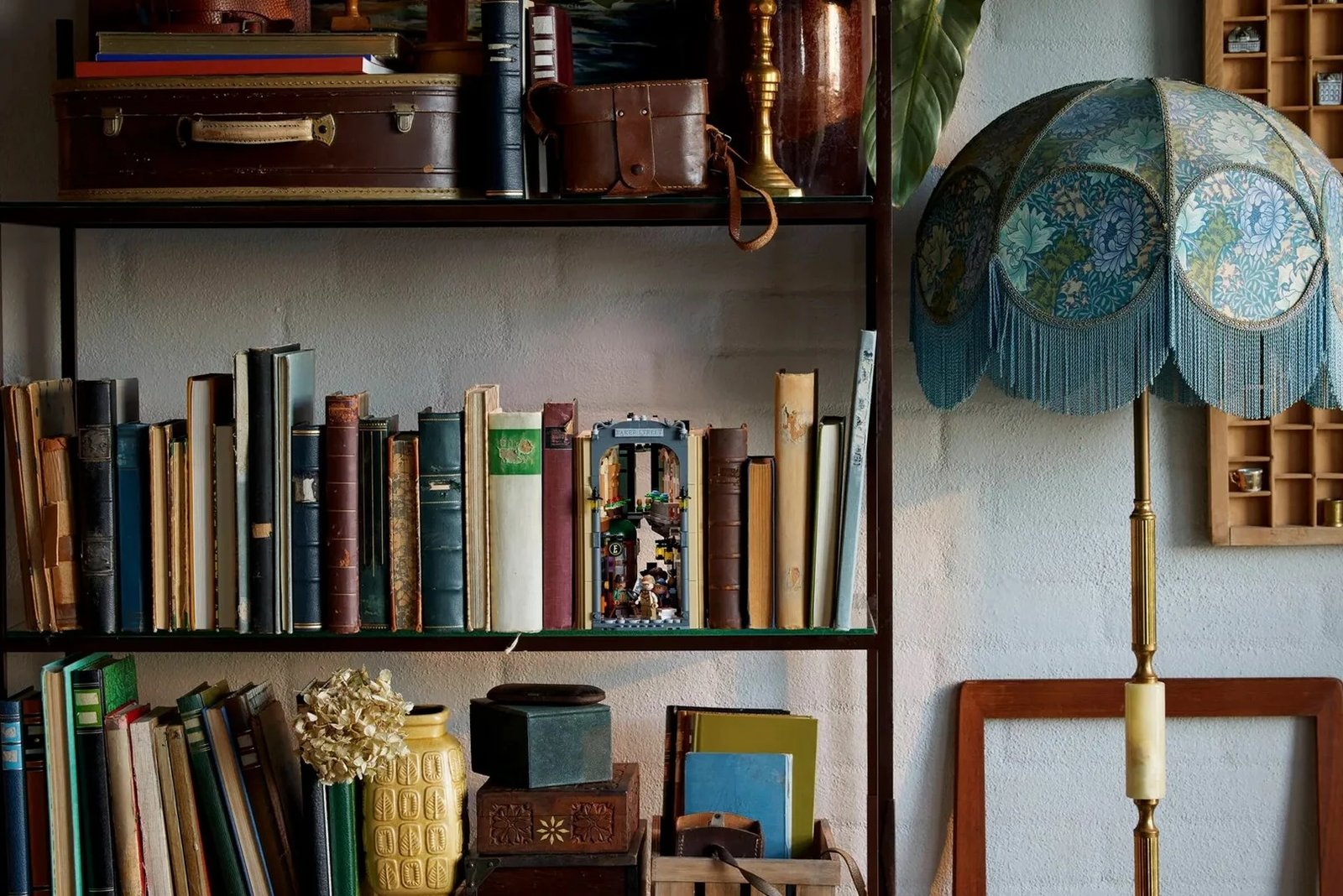 Set LEGO Sherlock Holmes Book nook, ICONS 10351, 5 minifigura