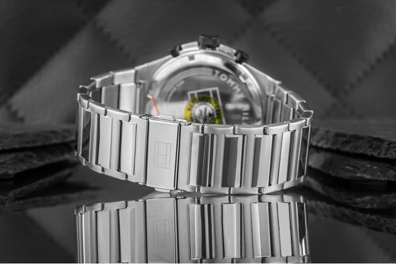 Orë dore për meshkuj Tommy Hilfiger, e zezë