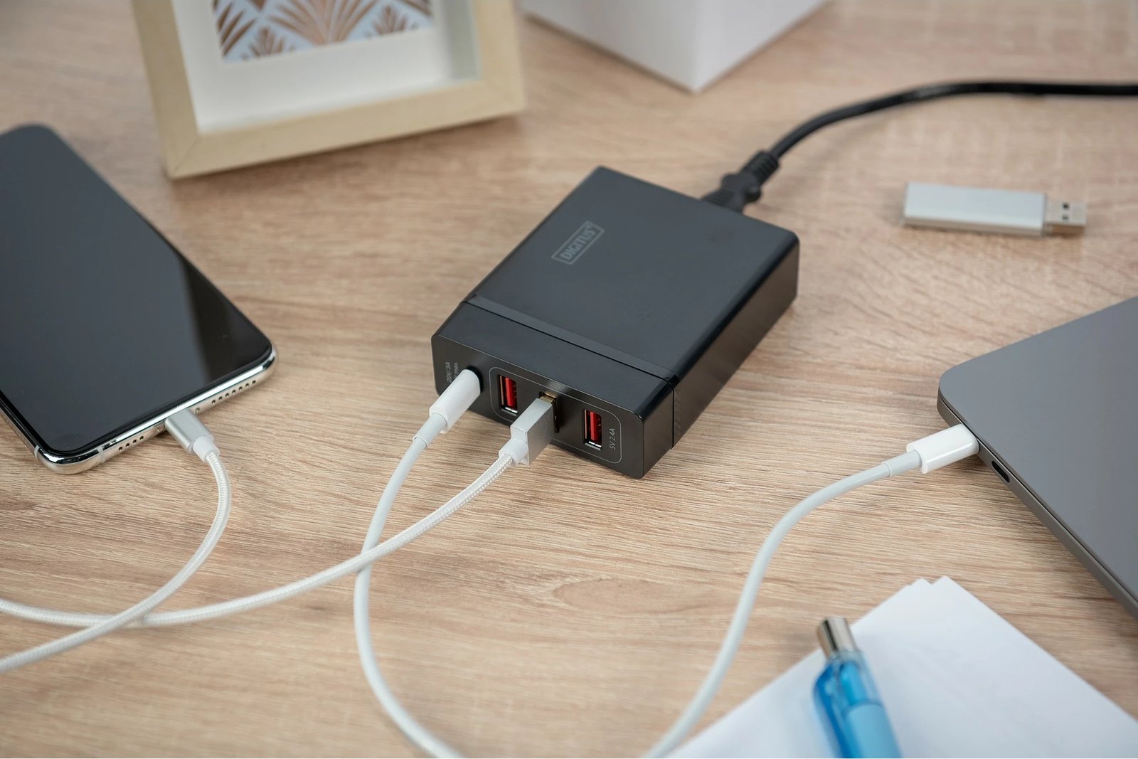 Karikues universal Digitus 4-Port, USB Type-C, 72W, i zi