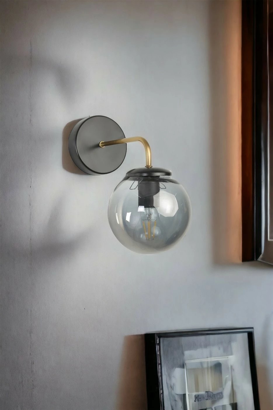 Aplik murale Opviq Pablo, metal i zi, xham fume, ngjyrë ari Aplik murale Opviq Pablo, metal i zi, xham fume, ngjyrë ari