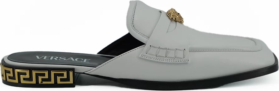 Papuqe për femra Versace