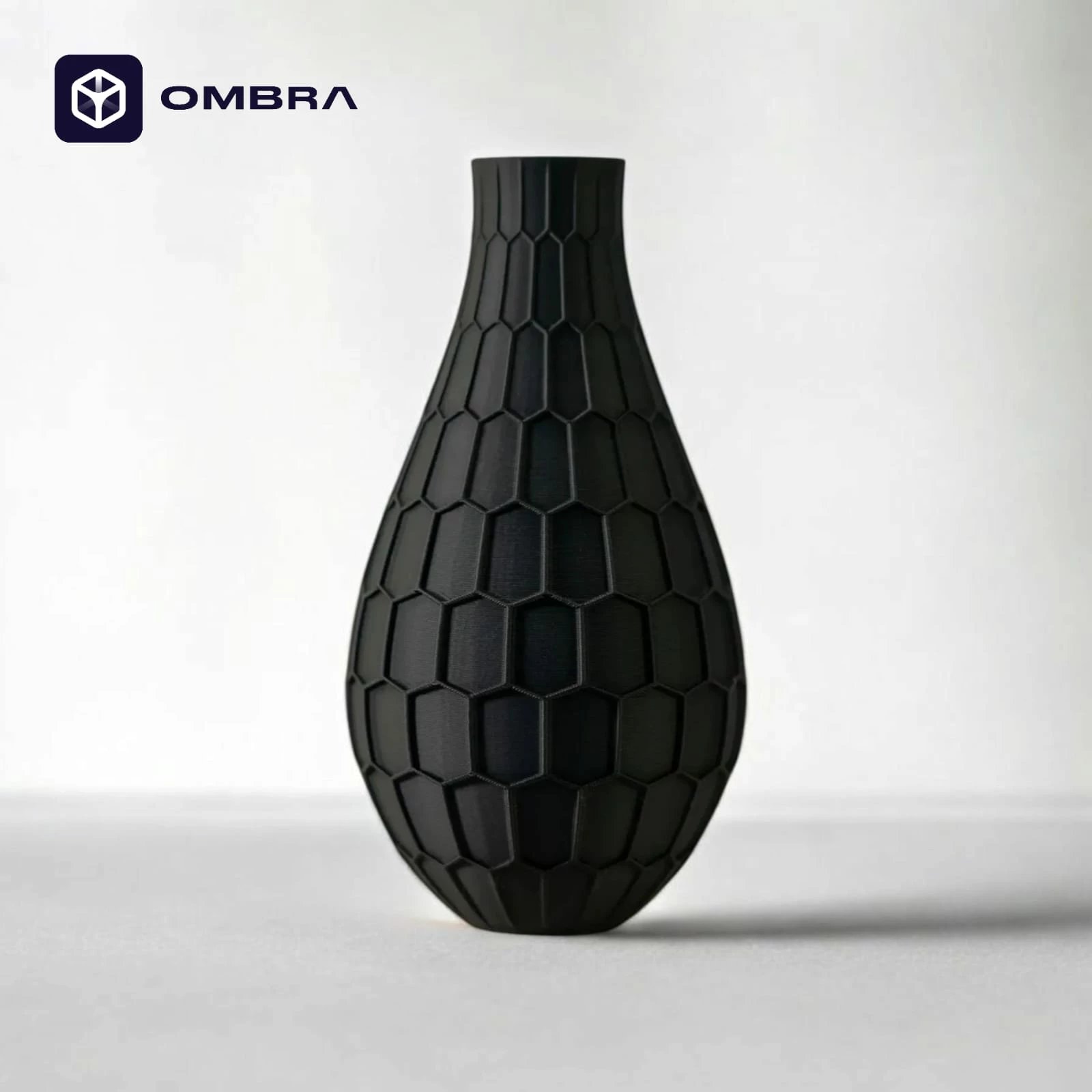 Vazo dekorative me strukturë gjeometrike, e zezë