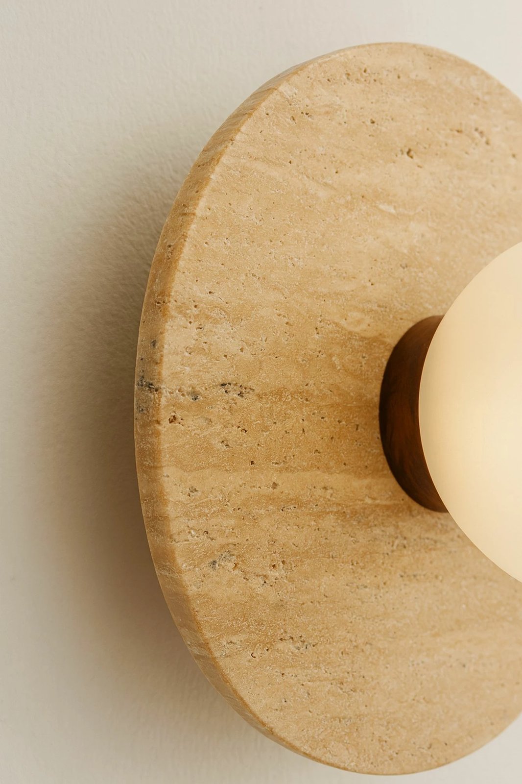 Llambë muri Opviq, Tor-Nun, trup travertini, kapak qelqi, bezhë dhe e bardhë