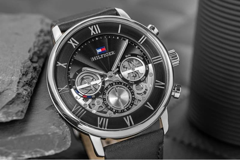 Orë dore për meshkuj Tommy Hilfiger, e zezë