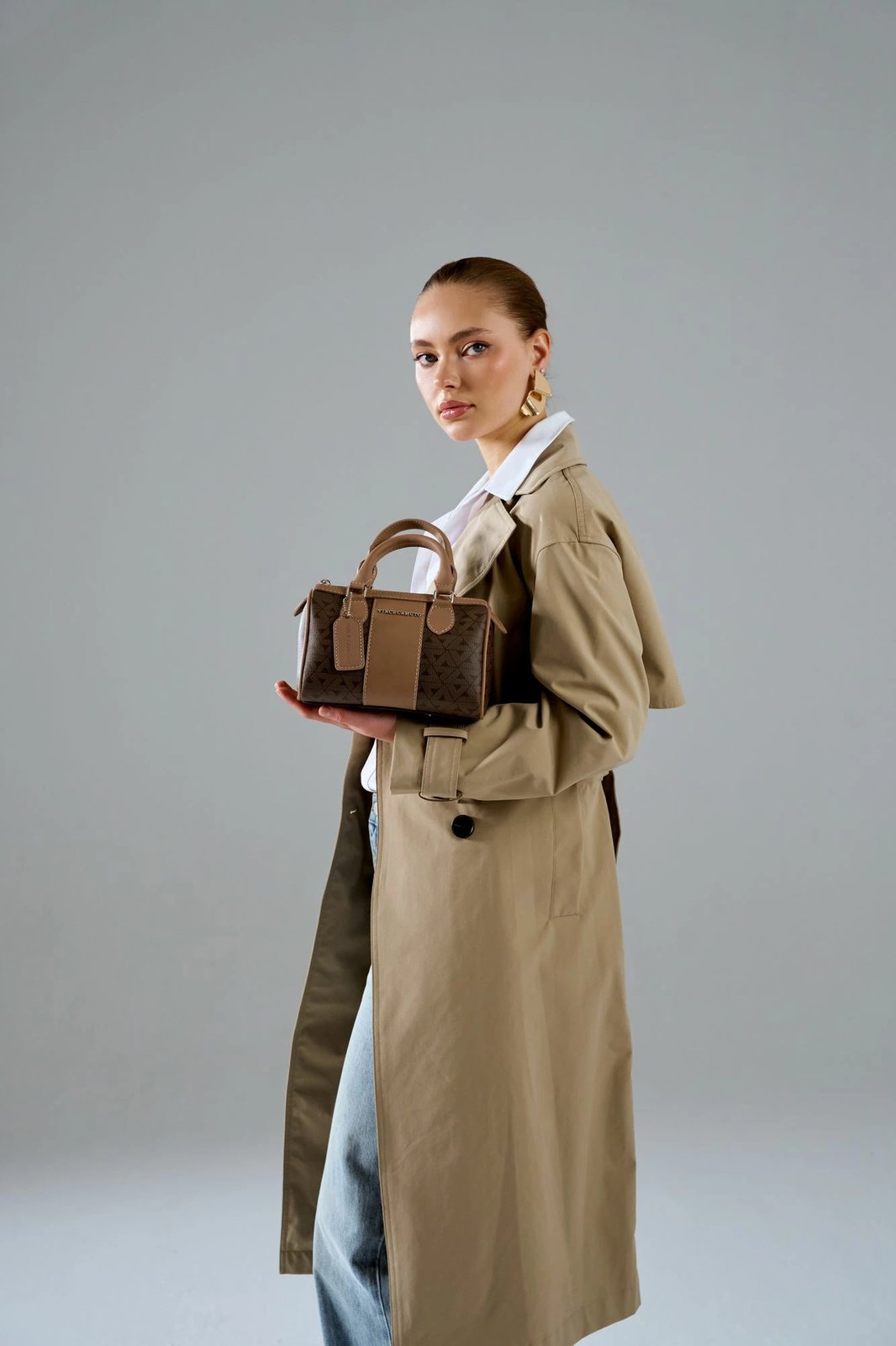 Çantë dore Vince Camuto Rimini, monogram, ngjyrë kafe dhe mink