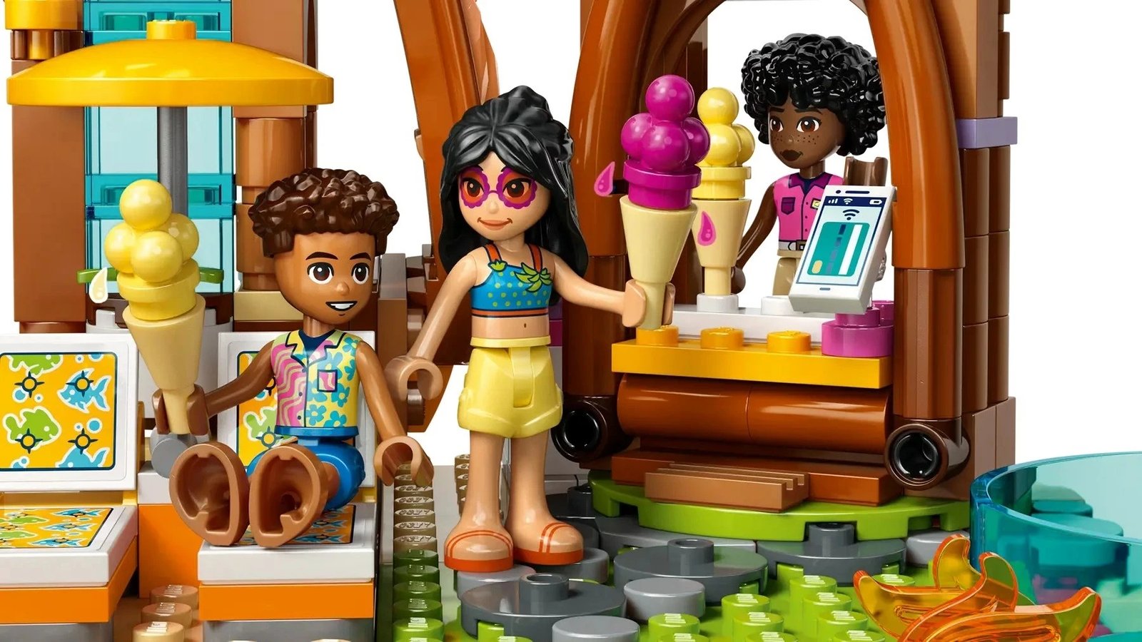 Set LEGO Friends Family Vacation Beach Resort 42673, 6 minifigura, për fëmijë 8+