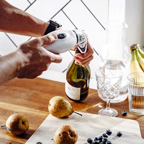 Set vakumimi ushqimi, Adler AD 4515, ekstraktor ajri, 8 L/min, -0.5 bar, AC ose 6xAA, e bardhë, me qese të ripërdorshme dhe mbyllës shishe