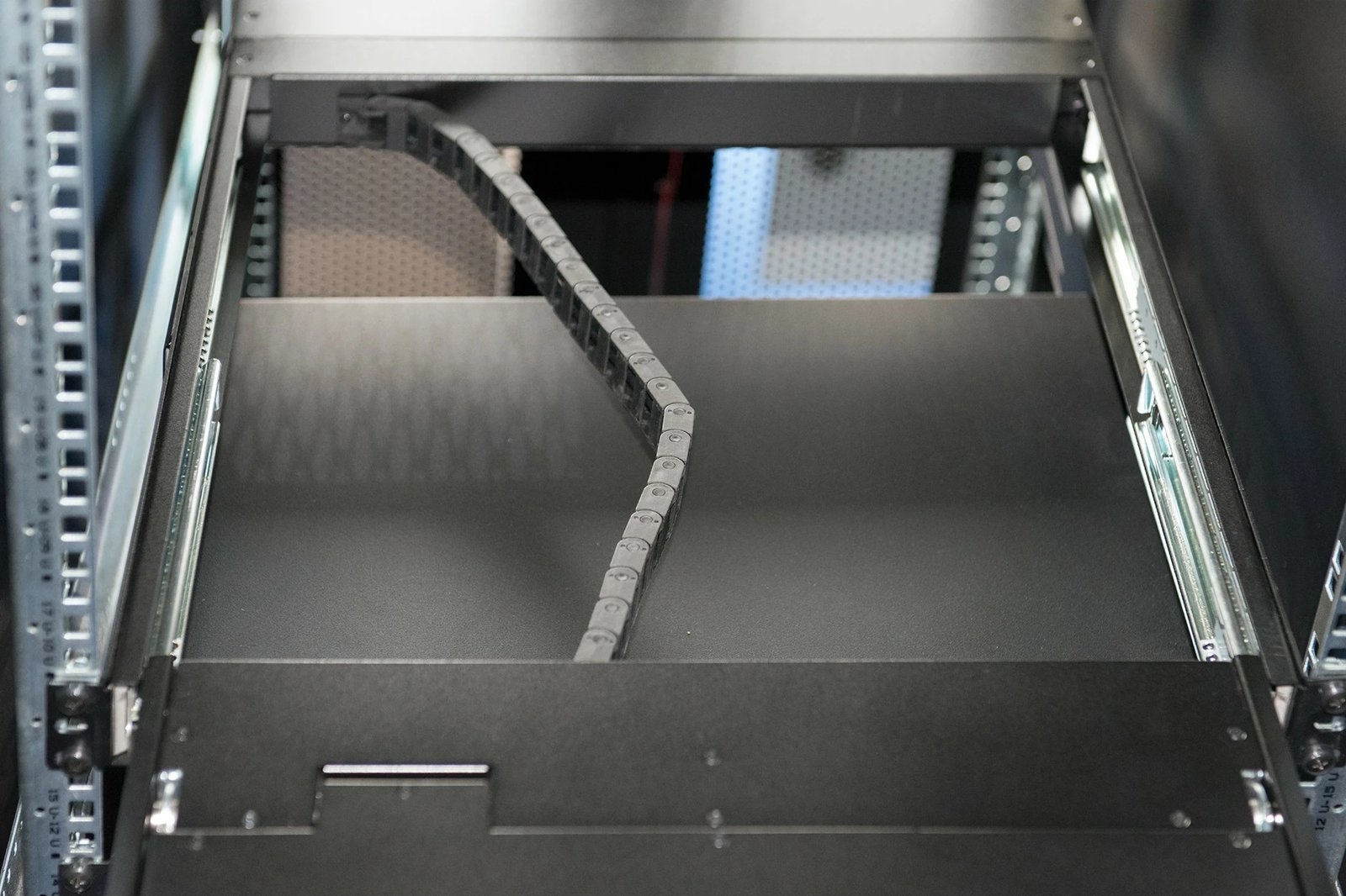 Konsole rackmount Digitus 19" TFT, 8-port KVM, touchpad, gjermanisht, e zezë