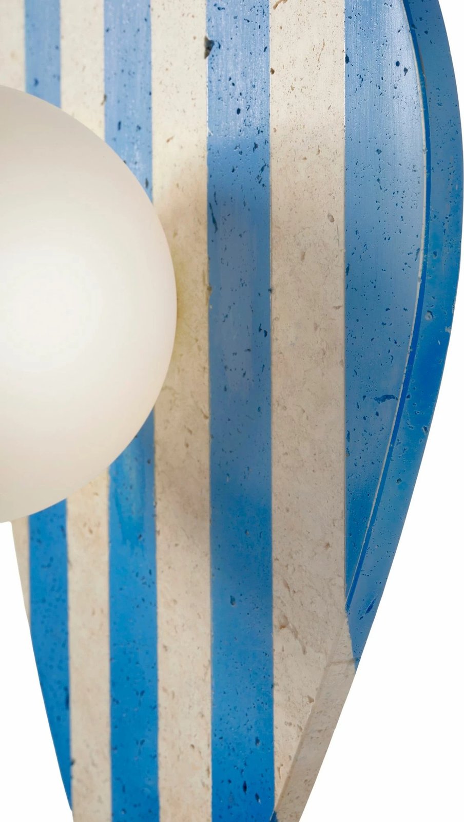 Llambë muri Opviq, Sımple, trup travertine, kapak qelqi, ngjyrë bezhë, bardhë, kaltër