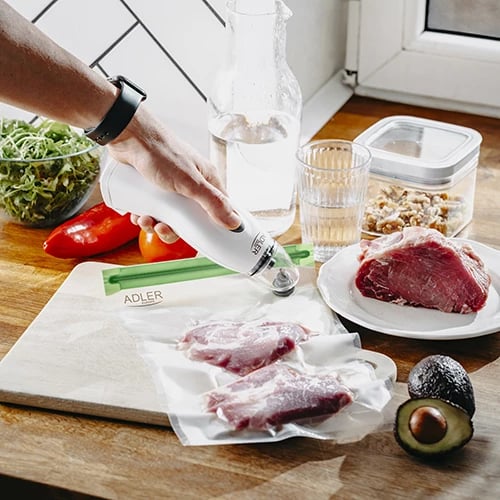 Set vakumimi ushqimi, Adler AD 4515, ekstraktor ajri, 8 L/min, -0.5 bar, AC ose 6xAA, e bardhë, me qese të ripërdorshme dhe mbyllës shishe