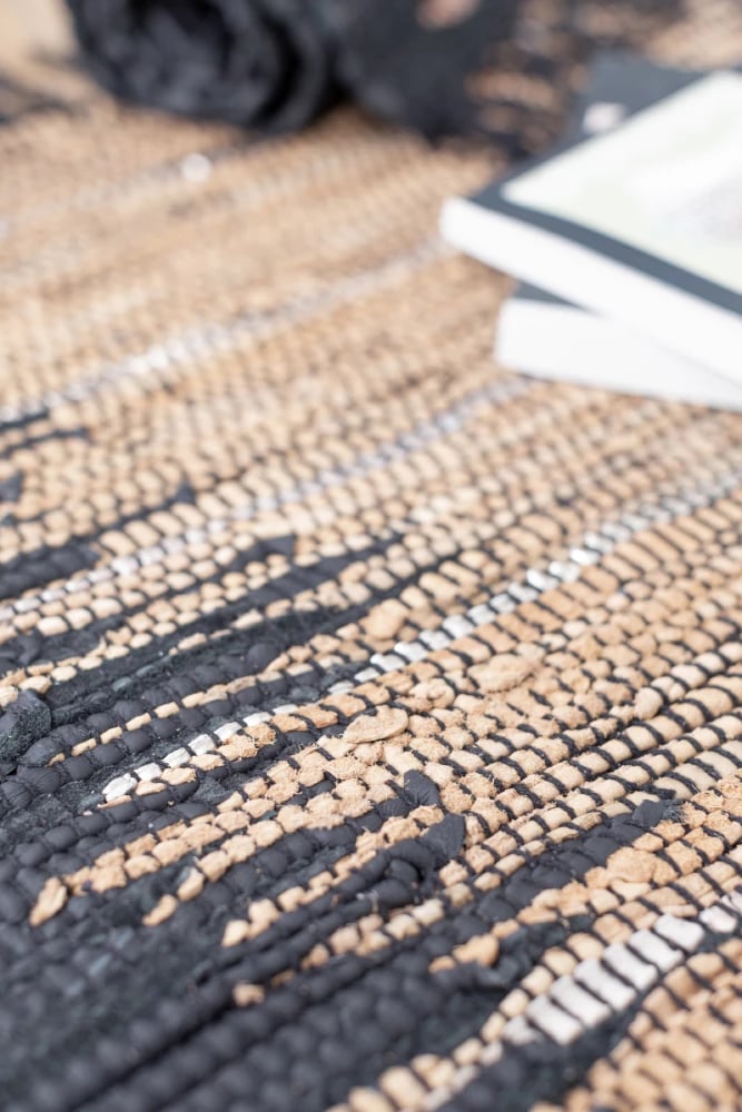 Qilim lëkure Terra, ngjyrë e zezë-bezhë, 60x90cm