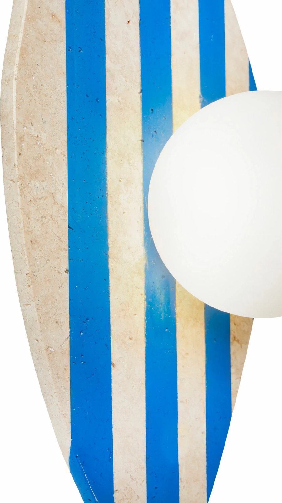 Llambë muri Opviq, Sımple, trup travertine, kapak qelqi, ngjyrë bezhë, bardhë, kaltër