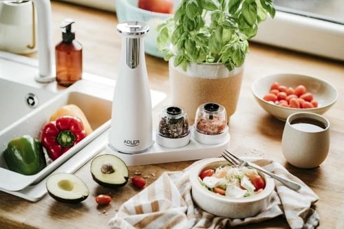 Mulli elektrik për kripë e piper, Adler AD 4449, 3 bluarsë të këmbyeshme, rregullim imtësie, 150 ml, bateri 1500mAh, USB‑C, e bardhë mat, set