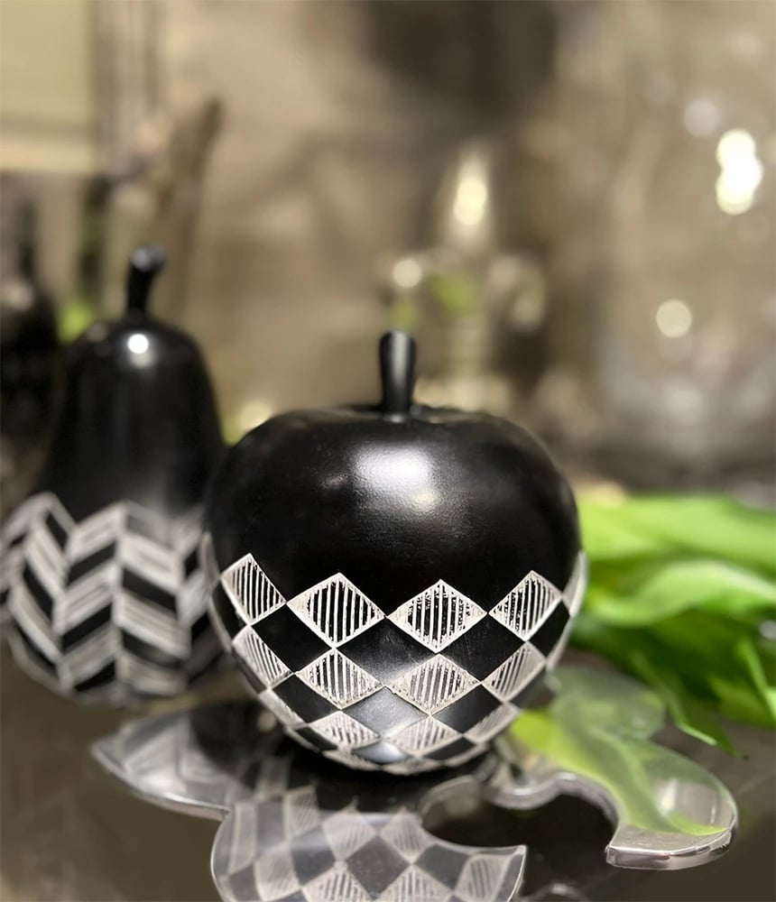 Mollë dekorative FRUIT BLACK 2, polirezine, 12x12x13cm, e zezë-bardhë