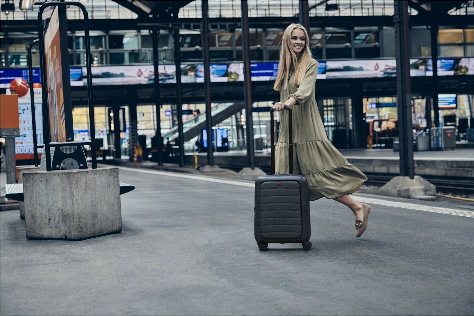 Kasë udhëtimi Wenger Syntry Carry-On me ndarje për laptop, e zezë/gri