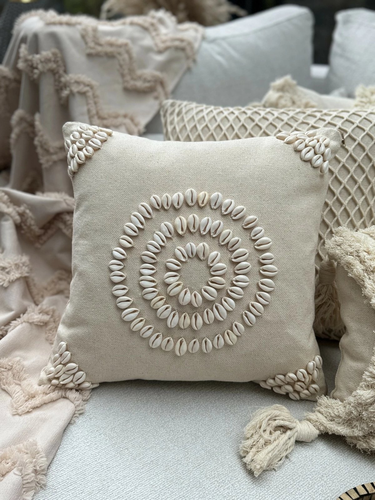 Jastëk dekorativ me mbulesë, ngjyrë bezhë, detaje guackash, Evila Originals, Den004, 43x43cm