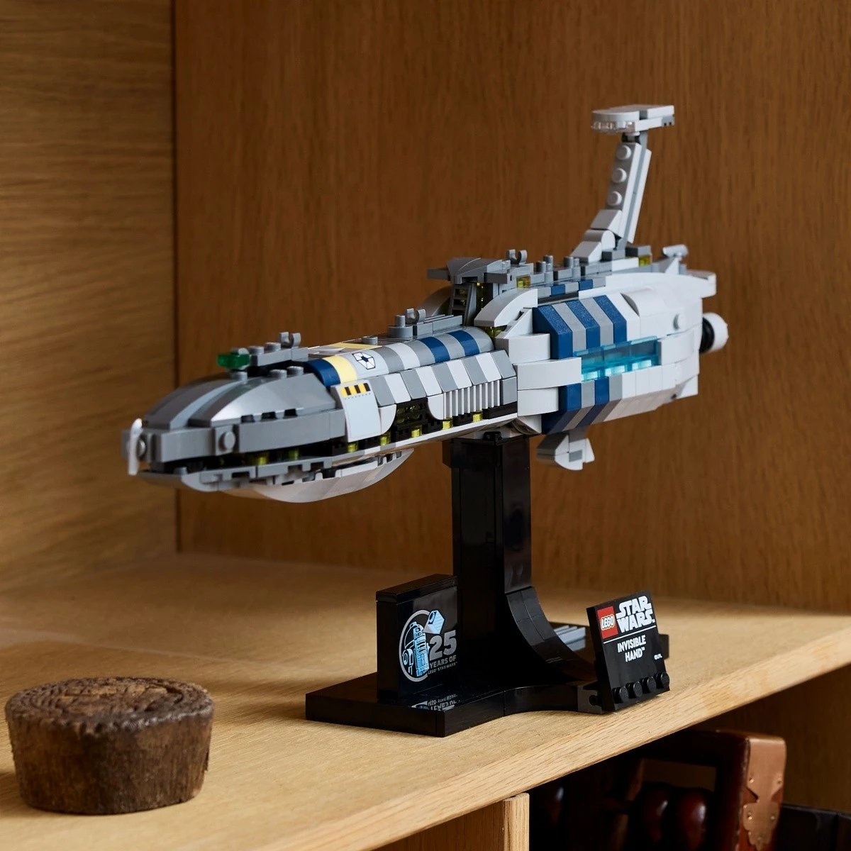 Set ndërtimi LEGO Star Wars 75377 Invisible Hand, 557 pjesë