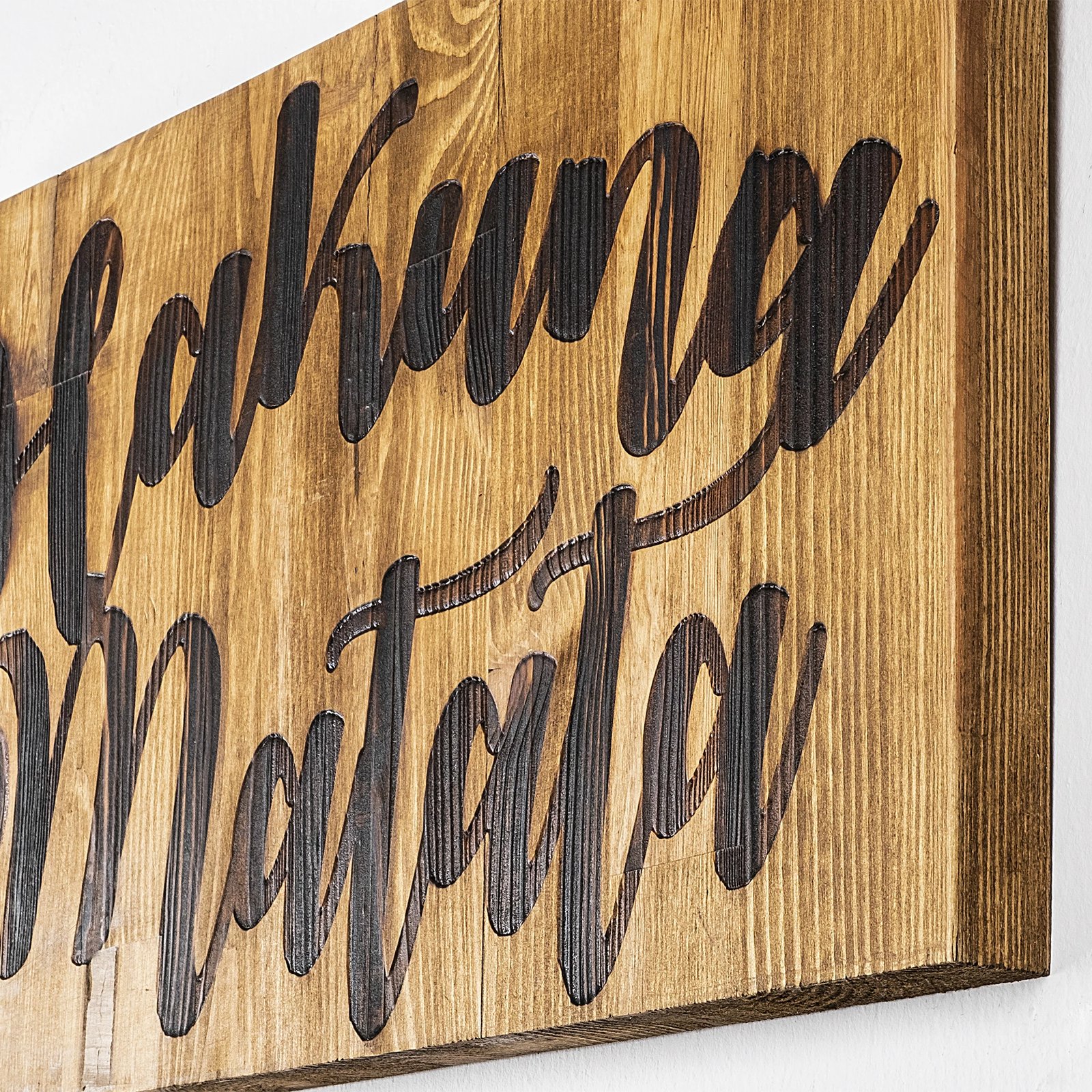 Aksesor dekorativ prej druri për mur, Hakuna Matata, ngjyrë arre dhe e zezë