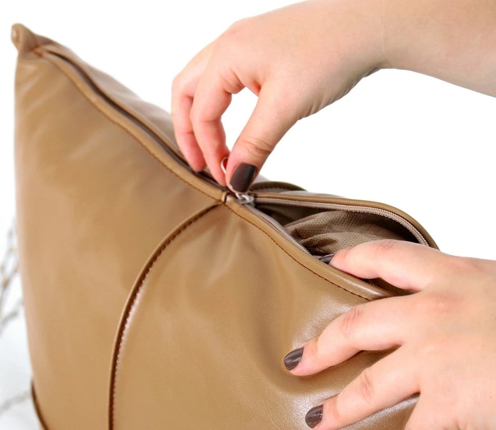 Jastëk dekorativ prej lëkure sintetike, ngjyrë deve, Dobsett, 50x50cm