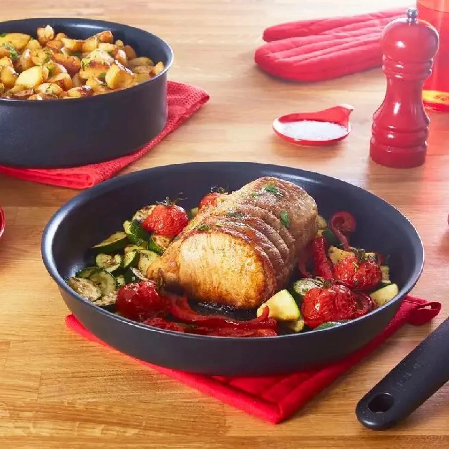 Set enë gatimi Tefal L7639543, 13 copë, tiganë 24/28 cm + tenxhere e thellë 24 cm, 2 doreza të heqshme, kompatibil me induksion, veshje jo‑ngjitëse Titanium 6X, e zezë