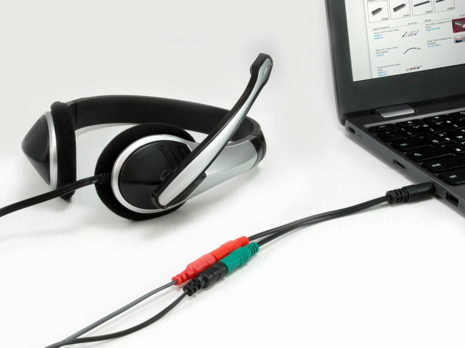 Kabllo audio ndarëse Equip 147943, 1.5m, 2x3.5mm femër në 3.5mm mashkull, e zezë
