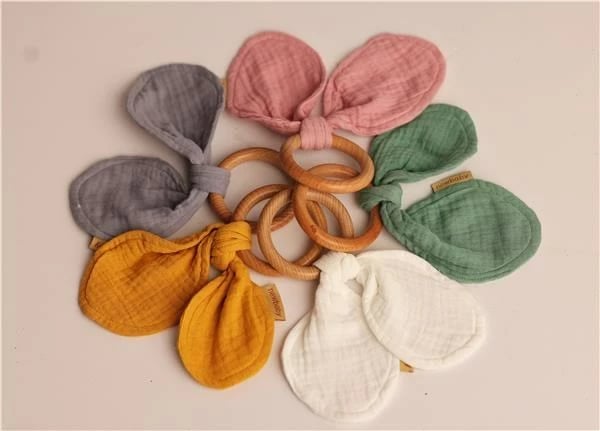 lodër dhëmbëzimi, New Baby Ears, dru fagu + muslin pambuku organik, 14.5x10 cm, unazë 7 cm, e bardhë
