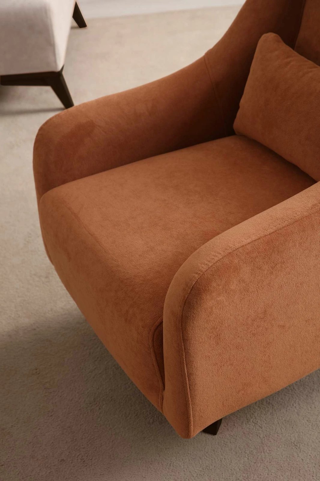 Karrige Wing Hera, portokalli e zezë, Atelier del Sofa