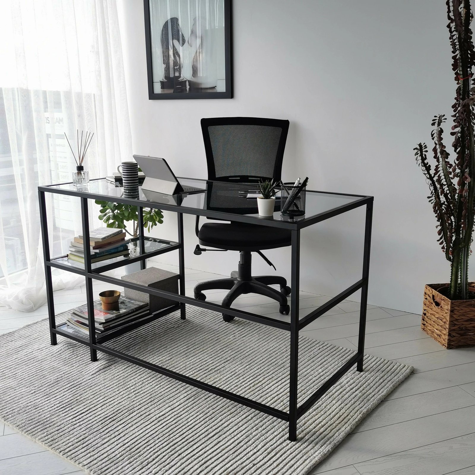 Tavolinë pune moderne Hanah Home, Master Çalışma Masası, 130x60cm, xham i temperuar, kornizë metalike, ngjyrë e zezë dhe fume