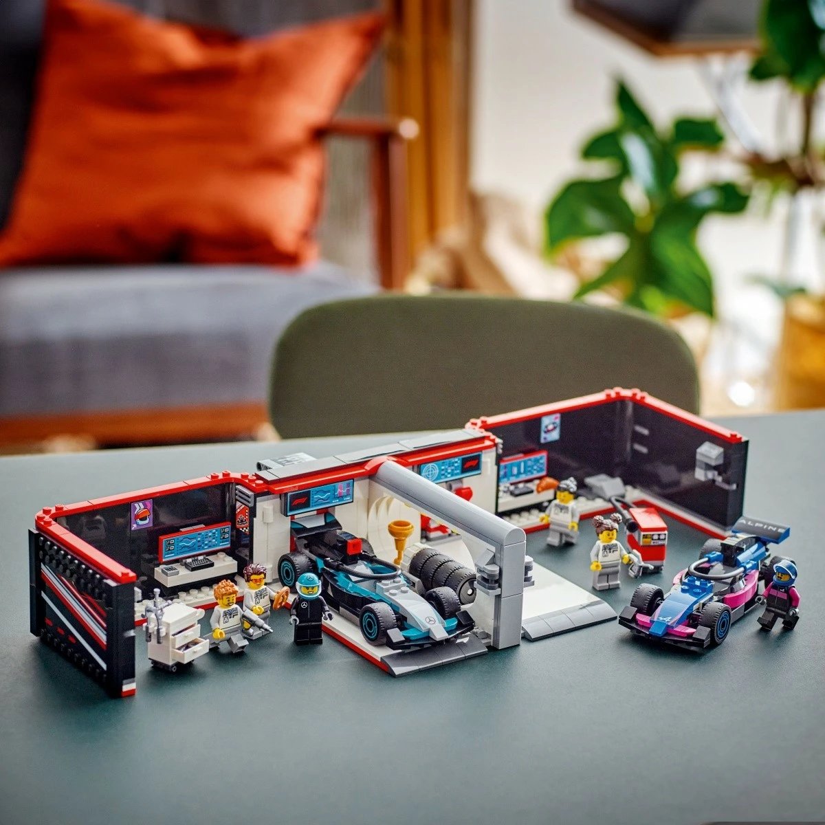 Set ndërtimi LEGO City 60444, F1 Garage & Mercedes-AMG dhe Alpine Race Cars, 678 pjesë