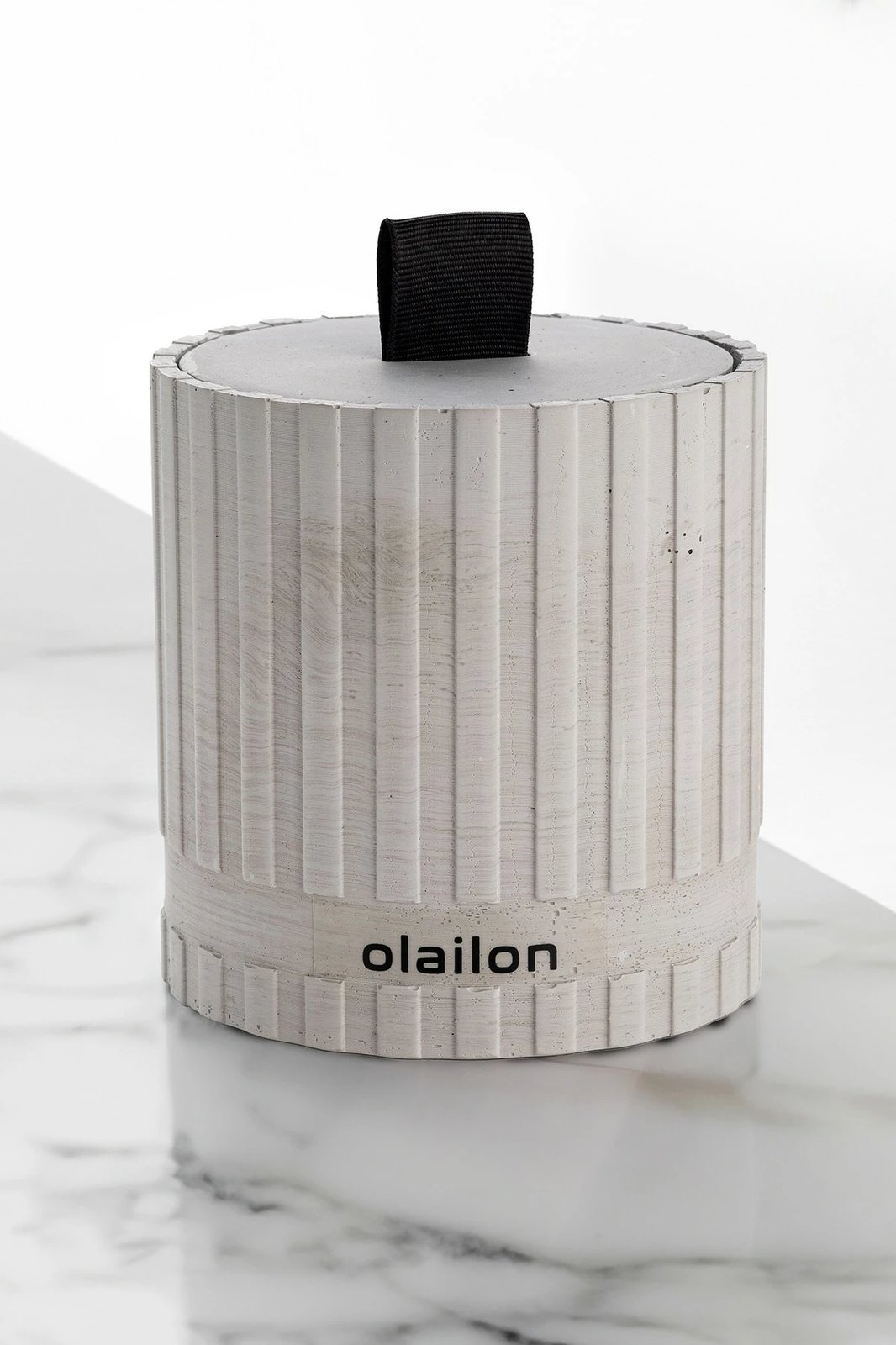 Qiri dekorativ prej betoni, ngjyrë gri, detaj me shirit, aromë amber, 8x8.5cm