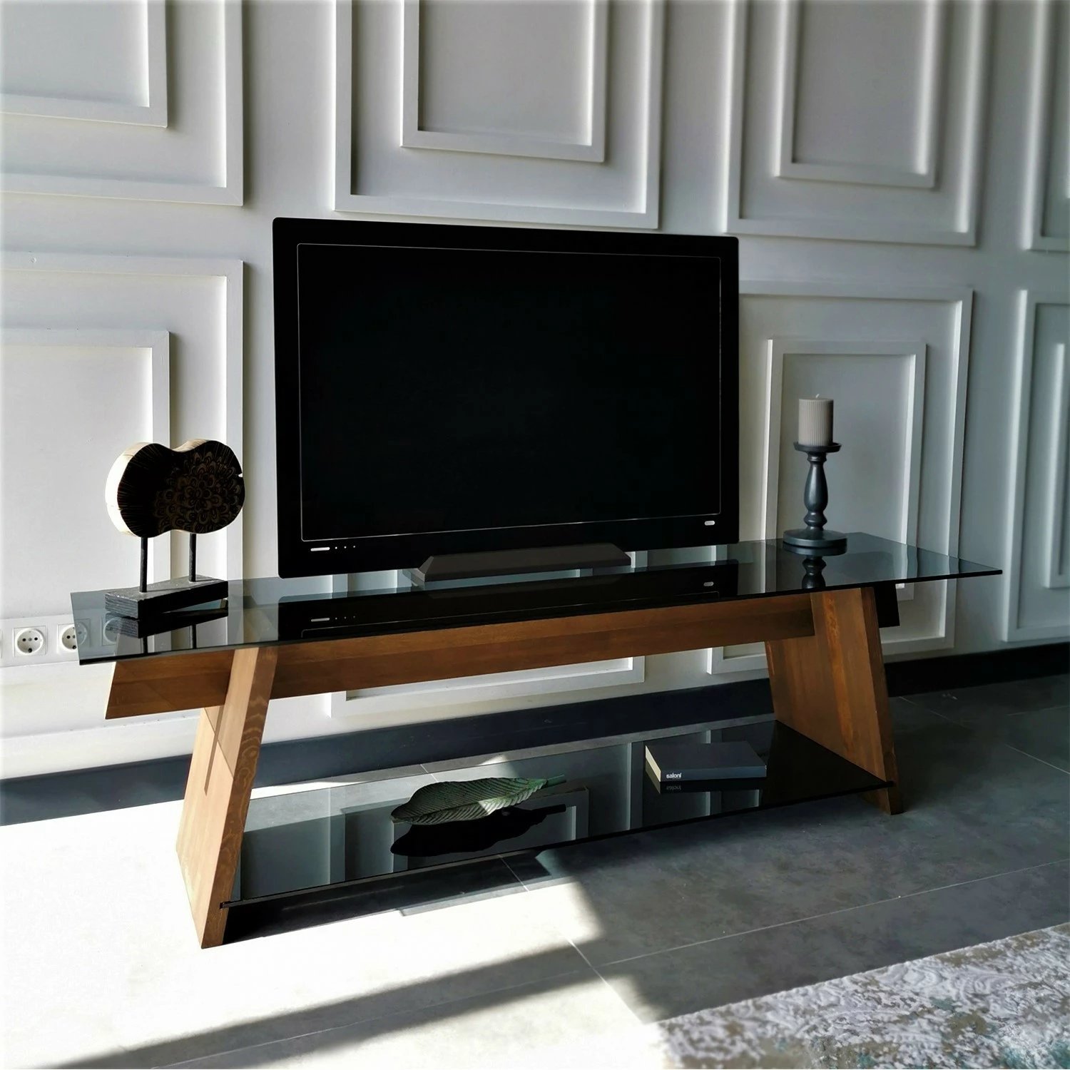 Komodë TV Hanah Home, TV201, ngjyrë arrë dhe e zezë, xham i temperuar, 158x45x40cm