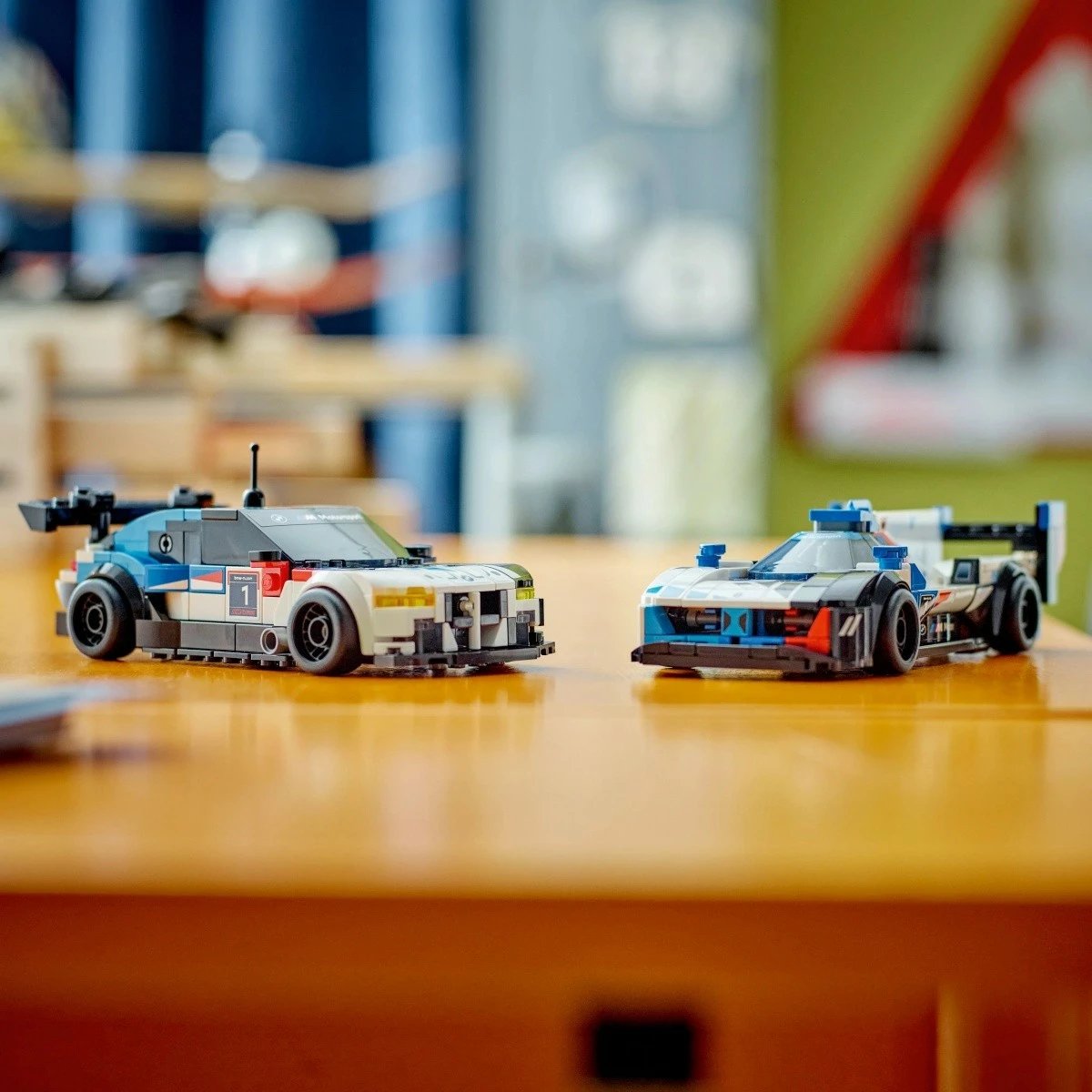 Set ndërtimi LEGO Speed Champions, BMW M4 GT3 & BMW M Hybrid V8, 676 pjesë