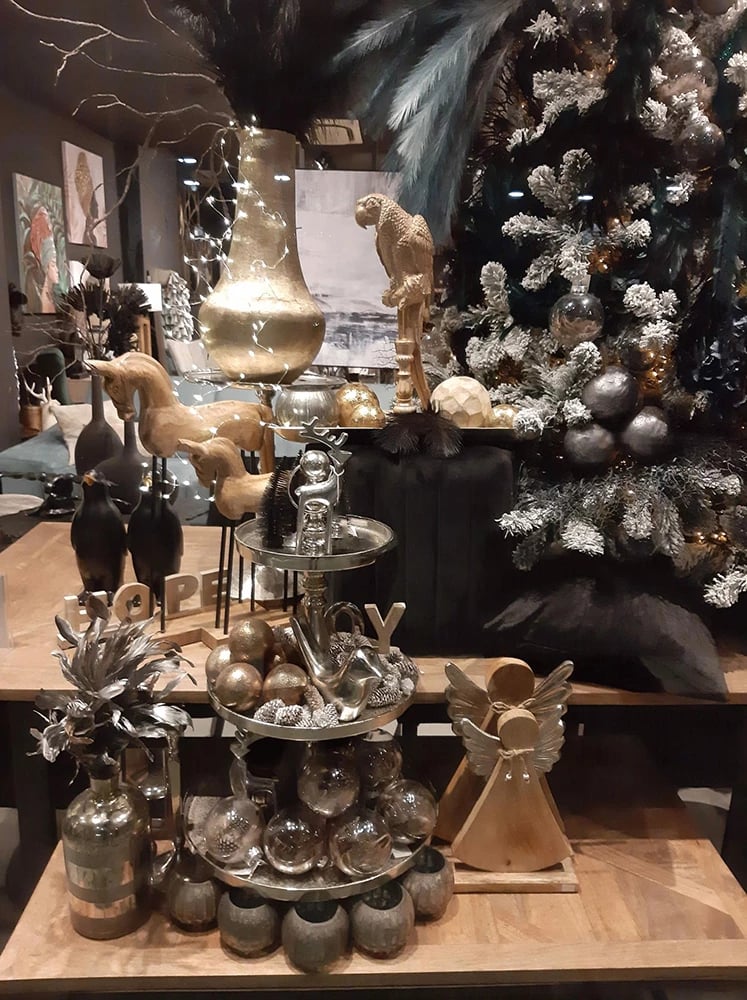 Dekor për Krishtlindje, pinguin, polirezine, ngjyrë e zezë dhe e artë, 13x13x29cm Dekor për Krishtlindje, pinguin, polirezine, ngjyrë e zezë dhe e artë, 13x13x29cm