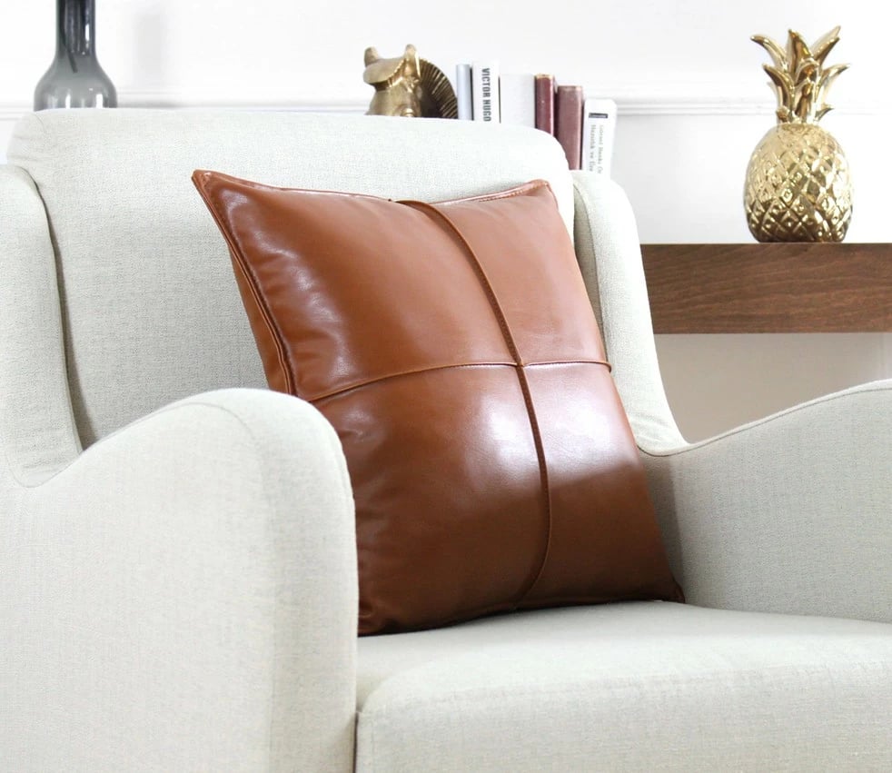 Jastëk dekorativ, lëkurë artificiale, ngjyrë deve, Dobsett, 50x50cm