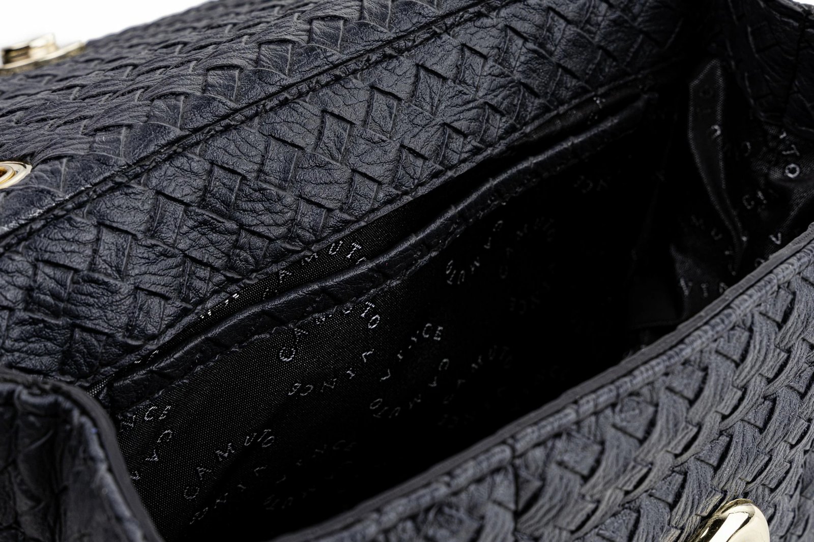 Çantë krahu Vince Camuto, Bologna, teksturë e zezë