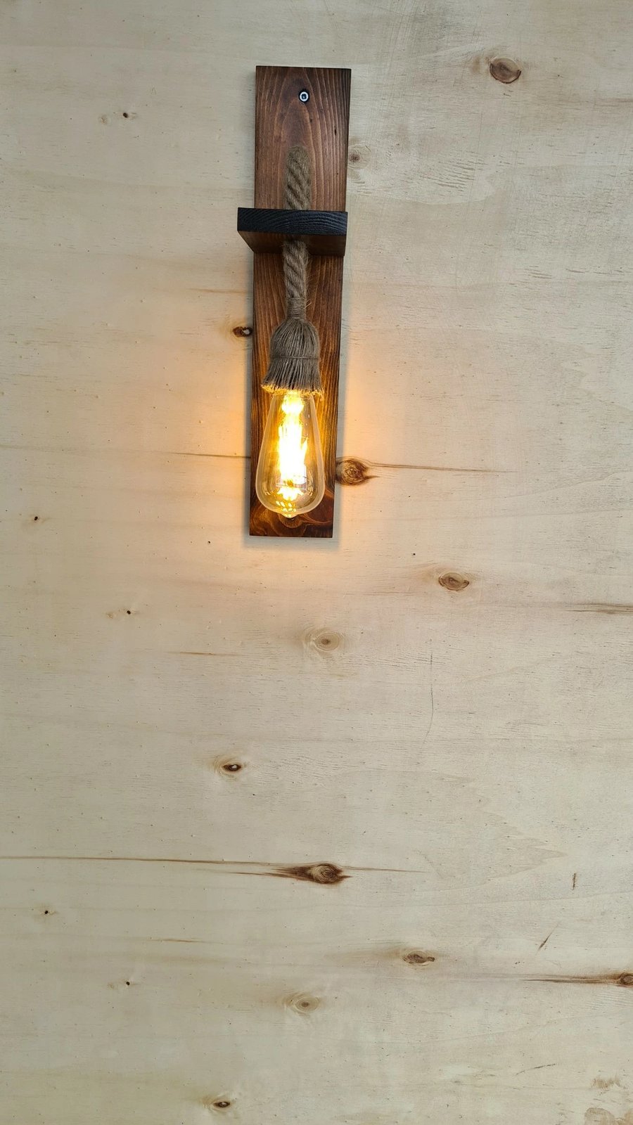 Llambë muri Opviq, dru i fortë pishe, ngjyrë arre, 45x9x17cm Llambë muri Opviq, dru i fortë pishe, ngjyrë arre, 45x9x17cm