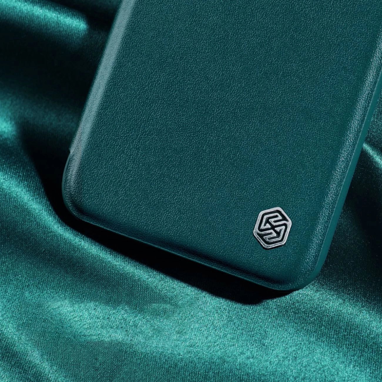 Mbështjellës Nillkin Qin Leather Pro Case për iPhone 14 Plus, me kapak dhe mbrojtje kamere, i zi