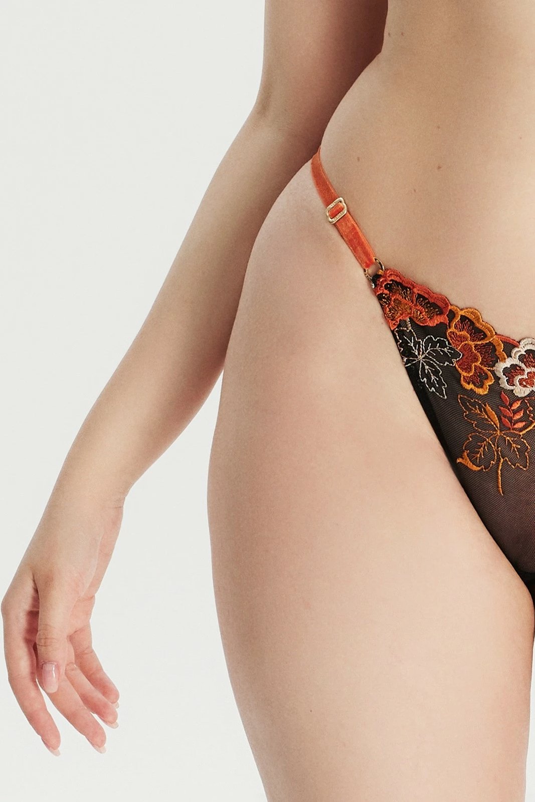 Tanga Jumeon, e zezë-portokalli, me qëndisje Marigold, XL