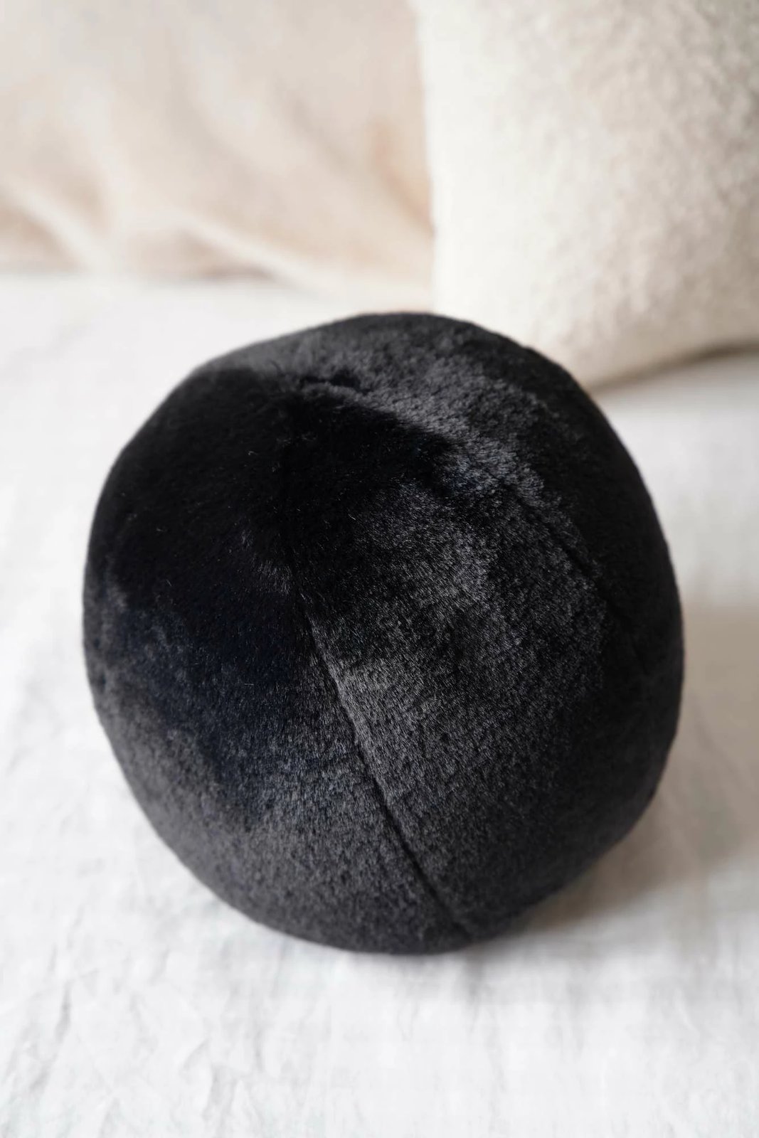 Jastëk i zi pelushi, Evila Originals, Top, 25x25x25cm