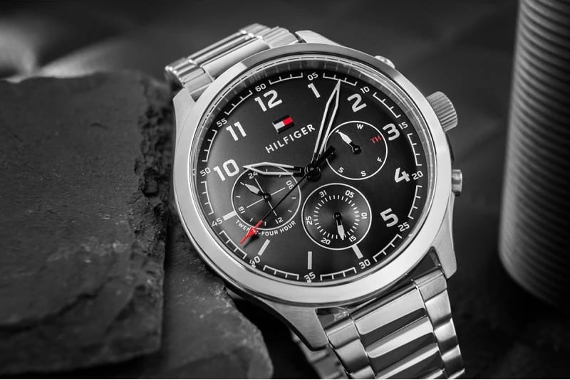 Orë dore për meshkuj Tommy Hilfiger, e zezë