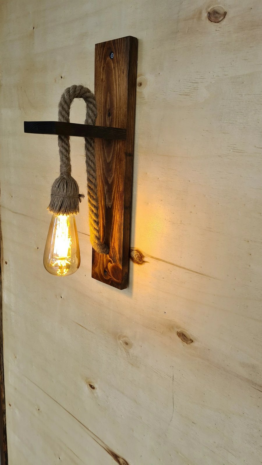 Llambë muri Opviq, dru i fortë pishe, ngjyrë arre, 45x9x17cm Llambë muri Opviq, dru i fortë pishe, ngjyrë arre, 45x9x17cm